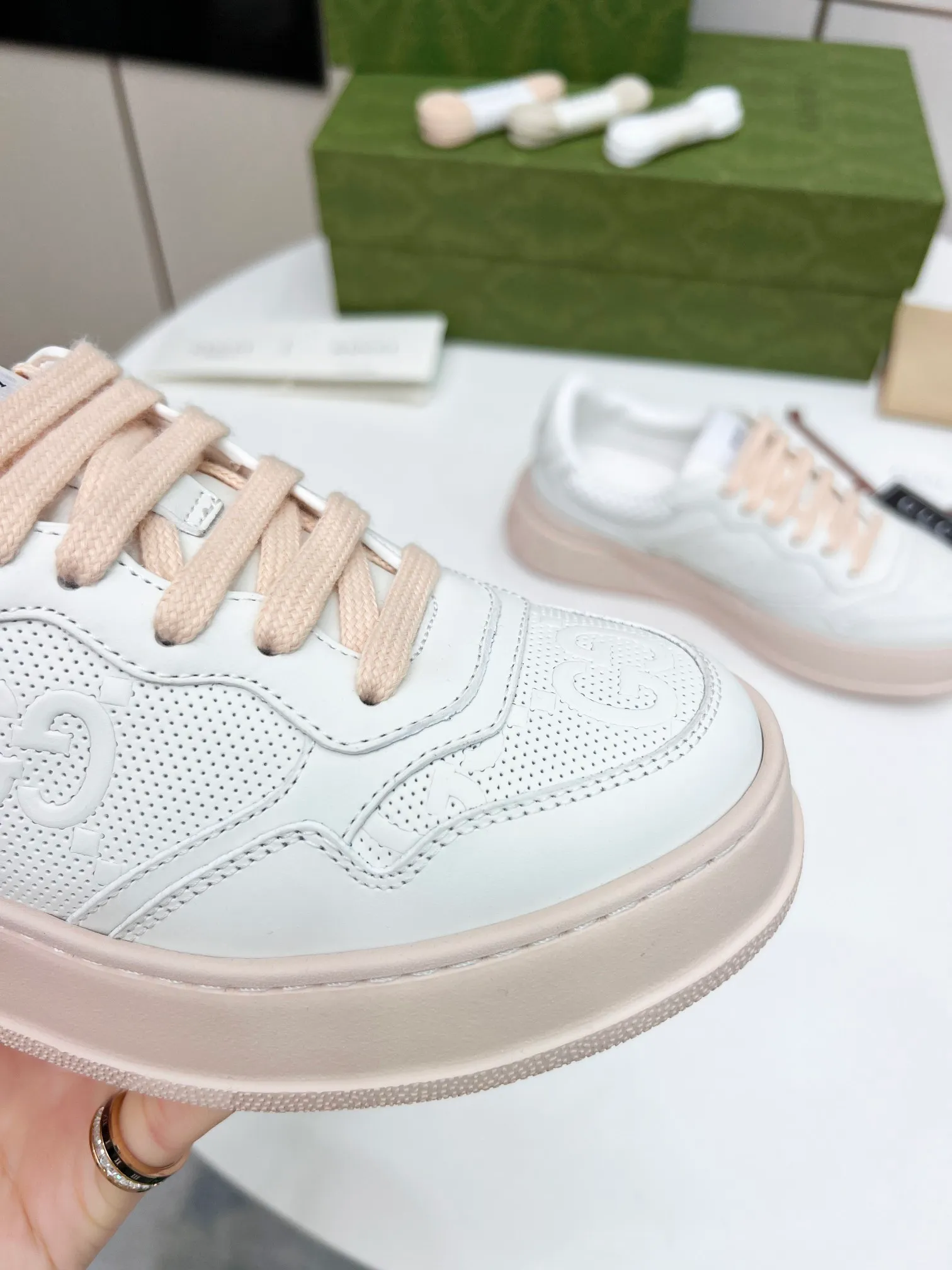 👟👟Ex-factory price 480👟👟 Women's Shoes Women's Clothing Women's Shoes Women's Clothing Women's Shoes Women's Clothing Gucci - the new Chunky lightweight soft thick sole sports series! G's biscuit shoes for couples, Gucci counter style, and Gucci catwalk style! The style design is light, luxurious and retro...thick sole increases height...similar to an upgraded version of classic white shoes! Original customized cowhide fabric (classic old floral fabric, perforation, embossing process) original foam lightweight outsole, GG Logo on the heel, 4cm thick sole, classic Gucci webbing... Women's 35-40